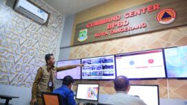 Kepala Pelaksana BPBD Kota Tangerang Mahdiar saat Meninjau Command Center yang kini dilengkapi dengan City Emergency Response System (CRS), di Markas Komando BPBD Kota Tangerang. Foto: ist