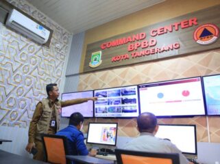 Kepala Pelaksana BPBD Kota Tangerang Mahdiar saat Meninjau Command Center yang kini dilengkapi dengan City Emergency Response System (CRS), di Markas Komando BPBD Kota Tangerang. Foto: ist