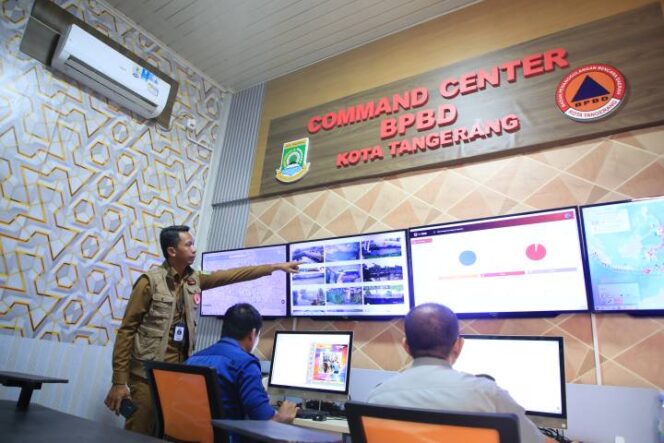 Kepala Pelaksana BPBD Kota Tangerang Mahdiar saat Meninjau Command Center yang kini dilengkapi dengan City Emergency Response System (CRS), di Markas Komando BPBD Kota Tangerang. Foto: ist