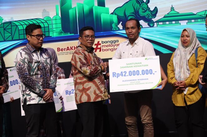 Gubernur Banten Andra Soni saat menyerahkan santunan jaminan kematian sebesar Rp 42 juta dari BPJS Ketenagakerjaan kepada keluarga mendiang Alexandria Warman. Foto: ist