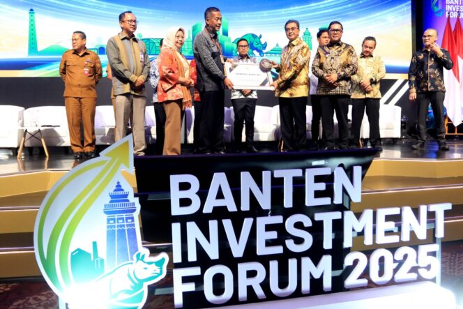 Kepala Dinas Penanaman Modal dan Pelayanan Terpadu Satu Pintu (DPMPTSP), Kota Tangerang, Sugiharto Bagdja saat menerima Penghargaan Kategori Inovatif 1 dalam Kompetisi Konsep Pengembangan Brand Investasi “Banten Gold”. Foto: ist