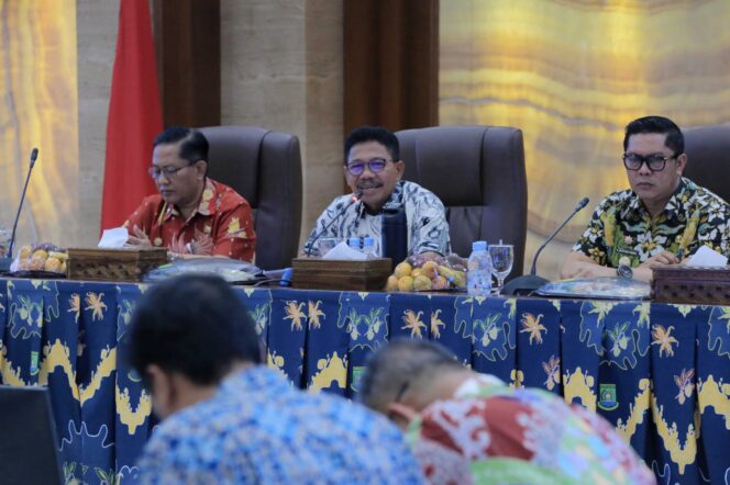 
 Wali Kota Tangerang Sachrudin saat memimpin Rapat Evaluasi di ruang Akhlaqul Karimah Puspemkot Tangerang. Foto: ist
