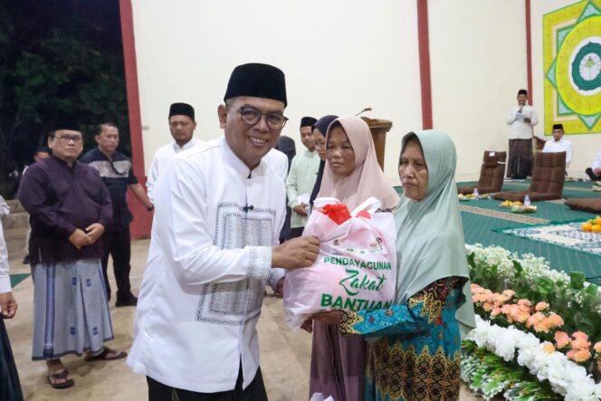 Gubernur Banten Andra Soni saat menyerahkan Bantuan Paket Sembako pada Momentum Hari Santri di Cikulur Lebak. Foto: ist