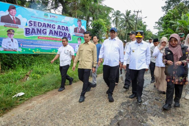 Gubernur Banten Andra Soni Didampingi Bupati Pandeglang Rd.Dewi Setiani dan Anggota DPRD Provinsi Banten Rifky Hermiansyah saat meninjau jalan Cadasari-Kaduela Pandeglang. Foto: ist