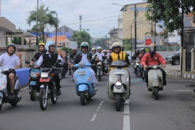 
 Wali Kota Tangerang Sachrudin Saat Nyoride Bareng Anak Muda dalam rangka memperingati Hari Sumpah Pemuda. Foto: ist