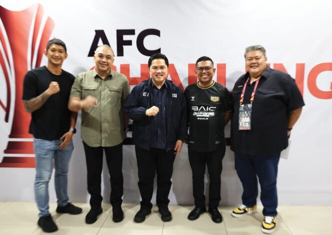 
 Gubernur Banten Andra Soni bersama bersama Menteri Pemuda dan Olahraga sekaligus Ketua Umum PSSI Erick Thohir, Presiden Persita Tangerang Ahmed Zaki Iskandar, Presiden Klub Dewa United FC Ardian Satya Negara, serta pemilik Dewa United FC Tomi Hermawan. Foto: ist