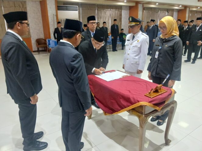 Wali Kota Tangerang Sachrudin saat melantik pejabat Esselon III dan IV. Foto: ist