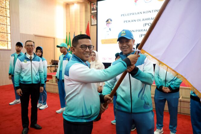 
 Gubernur Banten Andra Soni saat melepas kontingen Provinsi Banten yang akan berlaga pada Pekan Olahraga Pelajar Nasional (Popnas) XVII dan Pekan Paralimpik Pelajar Nasional (Peparpenas) XI Tahun 2025 di Jakarta. Foto: ist