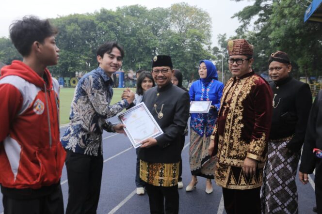 Wali Kota Tangerang Sachrudin saat memberikan penghargaan kepada Para Pemuda Berprestasi Usai Apel Peringatan Hari Sumpah Pemuda di Lapangan A.Yani Kota Tangerang. Foto: ist