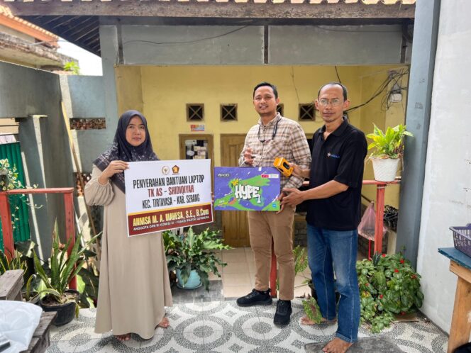 
 Bantuan laptop kepada TK As Shidqiyah, Kecamatan Tirtayasa, Kabupaten Serang dari Anggota DPR RI Annisa MA Mahesa. Foto: ist