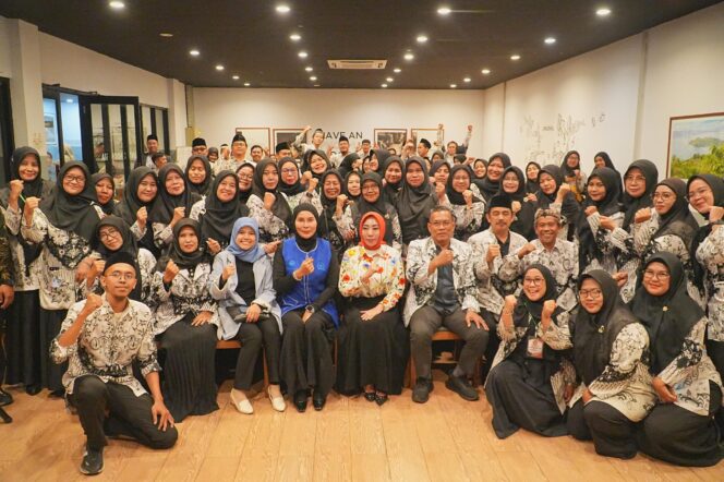 
 Anggota DPR RI dari Fraksi PAN, Okta Kumala Dewi, S.E., M.Ak, bersama para guru Desa Talaga, Kecamatan Cikupa, Kabupaten Tangerang. Foto: Ist