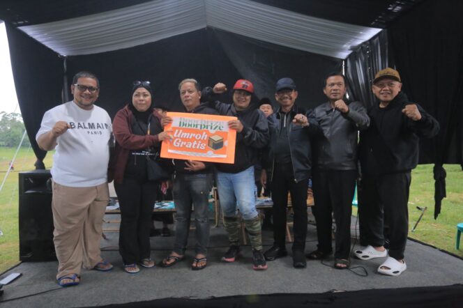 
 Wali Kota Tangerang Sachrudin bersama Ketua DPRD Kota Tangerang Rusdi secara simbolis menyerahkan Doorprise kepada Insan Pers saat Media Gathering Pemkot dan DPRD Kota Tangerang. Foto: Ist