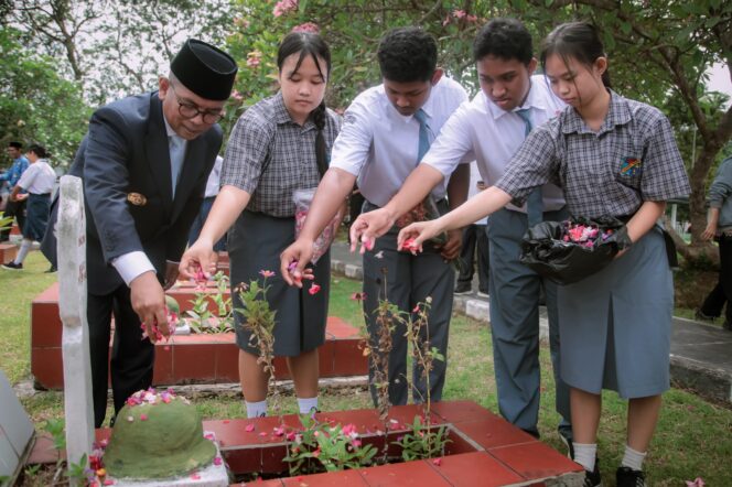 
 Gubernur Banten Andra Soni bersama Para Pelajar saat Ziarah di Taman Makam Pahlawan (TMP) Ciceri, Kota Serang. Foto: ist