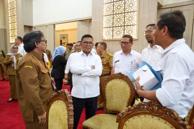 
 Gubernur Banten Andra Soni Berbincang dengan Sejumlah OPD usai Rapat Pimpinan. Foto: ist