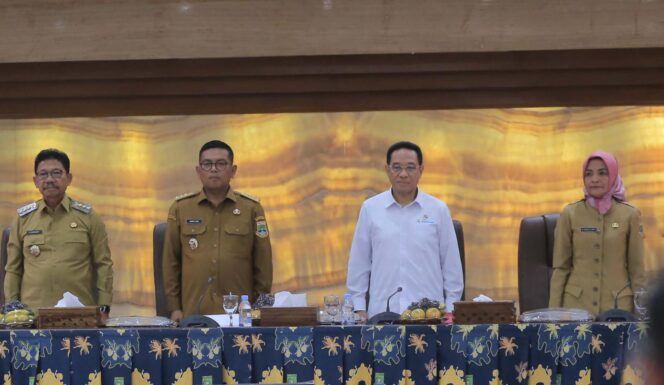 
 Wamenkes RI dr. Benjamin Paulus Octavianus, Gubernur Banten Andra Soni, Wali Kota Tangerang Sachrudin dan Kepala Dinkes Banten, Dr.dr. Ati Paramudji Hastuti. Foto: ist