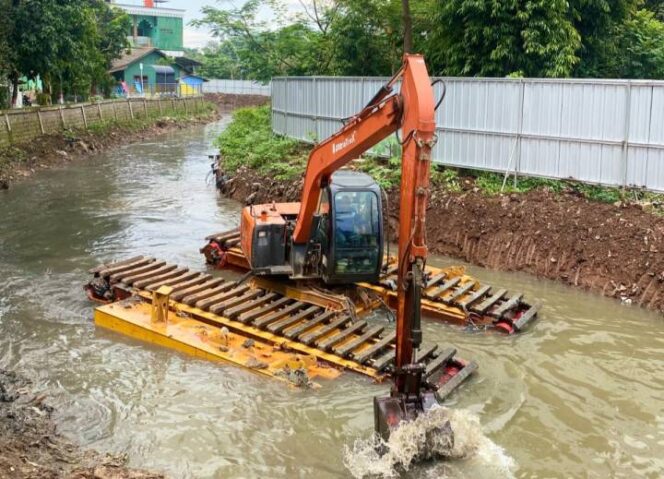 
 Sejumlah Alat Berat Nampak Beroperasi Melakukan Normalisasi Kali Angke. Foto: ist