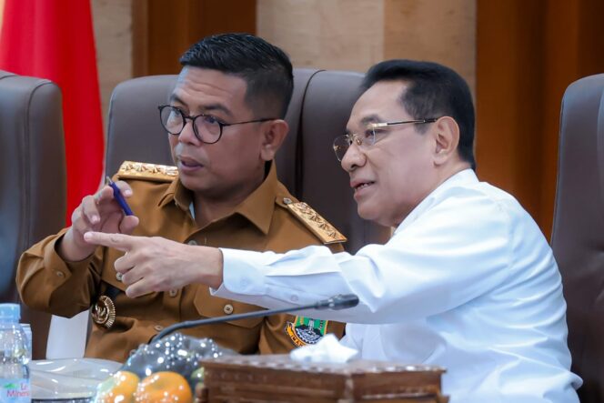
 Gubernur Banten Andra Soni dan Wamenkes RI dr.Benyamin Paulus Octavianus. Foto: ist
