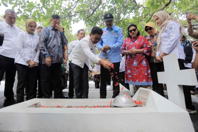 
 Wali Kota Tangerang Sachrudin saat mendampingi Menteri Sosial Republik Indonesia, Saifullah Yusuf, dalam kegiatan Ziarah dan Wisata Sejarah: Penguatan Nilai-Nilai Kepahlawanan yang berlangsung di Taman Makam Pahlawan (TMP) Taruna, Kota Tangerang. Foto: ist