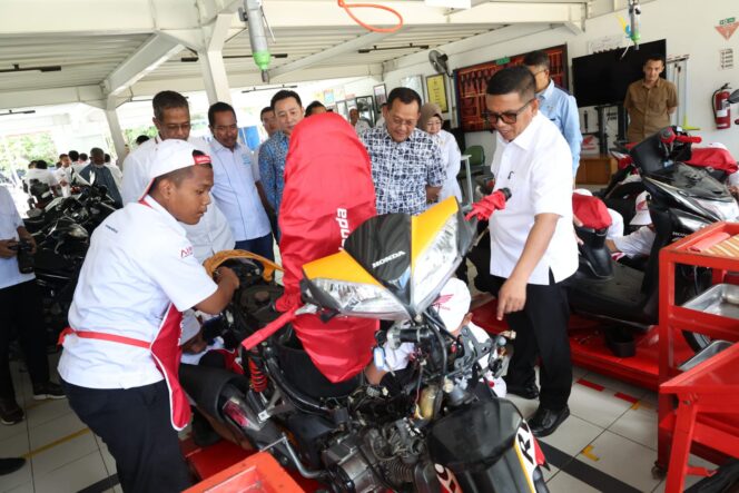 
 Gubernur Banten Andra Soni saat melakukan kunjungan bersama jajaran Asosiasi Pengusaha Indonesia (Apindo) Banten ke SMK Mitra Industri MM2100 di Kawasan Industri MM2100, Cikarang Barat, Kabupaten Bekasi. Foto: ist