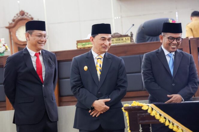 
 Gubernur Banten Andra Soni saat menghadiri paripurna Penandatanganan Nota Kesepakatan KUA-PPAS APBD Tahun Anggaran 2026 di Gedung DPRD Provinsi Banten. Foto: ist