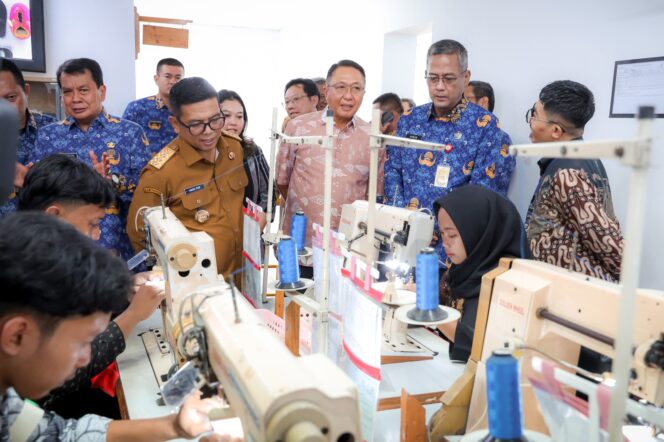 
 Gubernur Banten Andra Soni saat Meresmikan Koperasi Karyawan  Adismart di Balaraja, Kabupaten Tangerang. Foto: ist