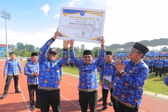 
 Wali Kota Tangerang Sachrudin saat mengangkat Piagam Penghargaan dari BKN. Foto: ist