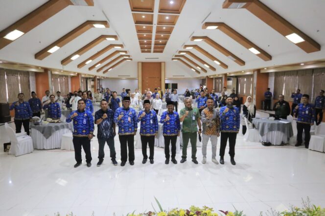 
 Wali Kota Tangerang Sachrudin saat membuka Konsultasi Publik Kajian Review Rencana Perlindungan dan Pengelolaan Lingkungan Hidup (RPPLH) Kota Tangerang, yang digelar secara hibrid di Ruang Al-Amanah, Gedung Pusat Pemerintahan Kota Tangerang. Foto: ist