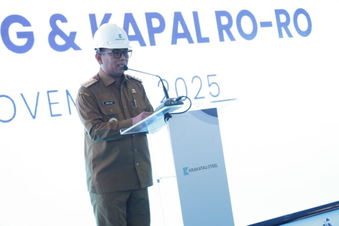 
 Gubernur Banten Andra Soni saat menghadiri Peluncuran Jalur Logistik Multimoda Kereta Api dan Kapal Roro di Dermaga PT Krakatau Bandar Samudera (KBS), Kota Cilegon. Foto: ist