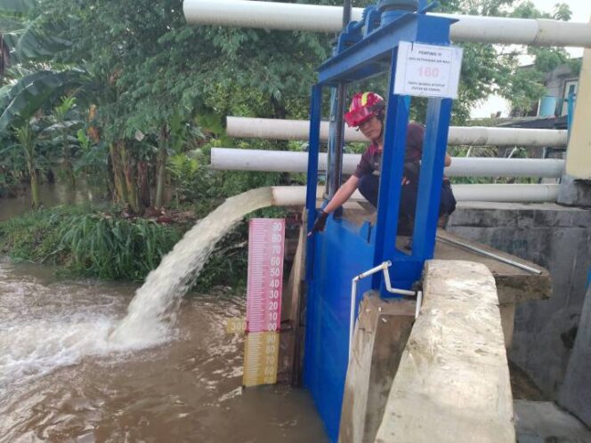 
 Cegah Banjir, DPUPR Kota Tangerang Aktivasi Pompa. Foto: ist