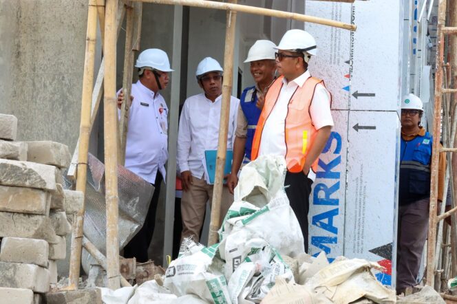
 Gubernur Banten Andra Soni Didampingi Kepala Dindikbud Banten Jamaluddin meninjau pembangunan SMAN 9 Kota Serang di Kelurahan Gelam, Kecamatan Cipocok Jaya Kota Serang. Foto: ist