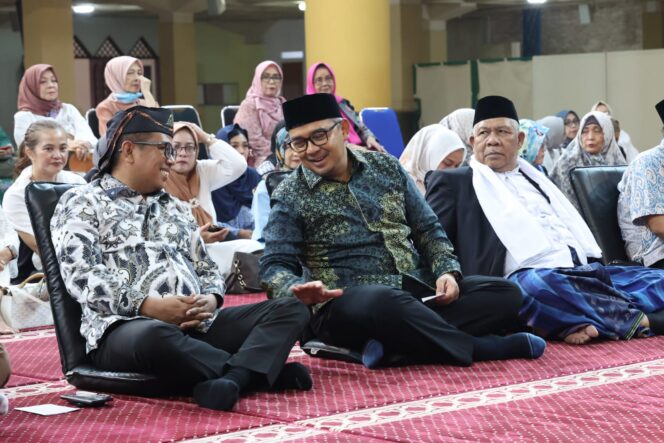 
 Gubernur Banten Andra Soni dan Wali Kota Bandung M.Farhan saat menghadiri peringatan hari lahir tokoh bangsa sekaligus Menteri Dalam Negeri pertama Republik Indonesia, Raden Adipati Aria (R.A.A.) Wiranatakusumah V. Foto: ist 