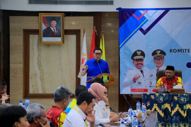 
 Wakil Wali Kota Tangerang Maryono saat membuka secara resmi Rapat Kerja (Raker) Komite Olahraga Nasional Indonesia (KONI) Kota Tangerang Tahun 2025, yang berlangsung di Ruang Akhlakul Karimah, Gedung Pusat Pemerintahan Kota Tangerang. Foto: ist