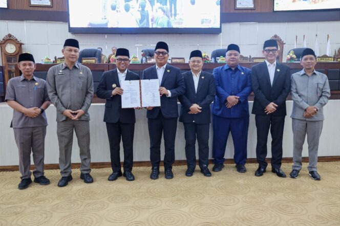 
 Gubernur Banten Andra Soni Didampingi Sekda Banten Deden Apriandhi H dan Pimpinan DPRD Provinsi Banten usai Rapat Paripurna DPRD Banten. Foto: ist