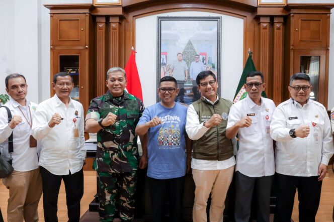 
 Gubernur Andra Soni menerima kunjungan Direktur Penindakan Pidana Kehutanan Kementerian Kehutanan Ruadianto Saragih Napitu dan Satgas Penertiban Kawasan Hutan (PKH) Mayjen TNI Rudy Rachmat Nugraha membahas soal konservasi dan tambang ilegal. Hadir juga Kepala Balai Taman Nasional Gunung Halimun Salak (TNGHS) Budhi Candra beserta jajarannya di ruang kerja gubernur di KP3B, Kota Serang. Foto: ist