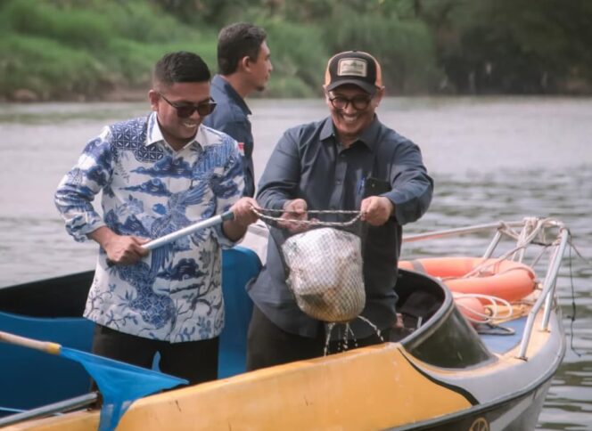 
 Gubernur Banten Andra Soni Didampingi Pembina Banksasuci Bambang Kurniawan saat serok Sampah di Sungai Cisadane. Foto: Awal Rijal