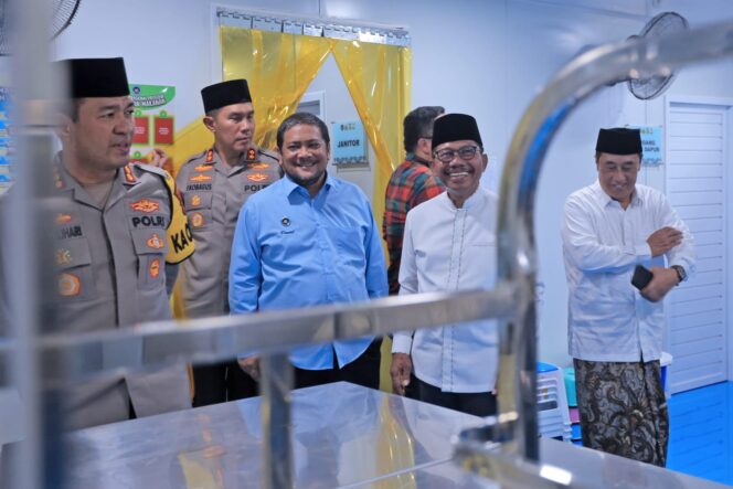 
 Wali Kota Tangerang, H. Sachrudin, Kapolres dan Wakapolres Metro Tangerang Kota, Pengusaha H. Daniel serta Ketua MUI Kota Tangerang KH. Baijuri Khotib saat tasyakuran dan doa bersama atas selesainya pembangunan SPPG Cisadane 1 dan Cisadane 2. Foto: ist