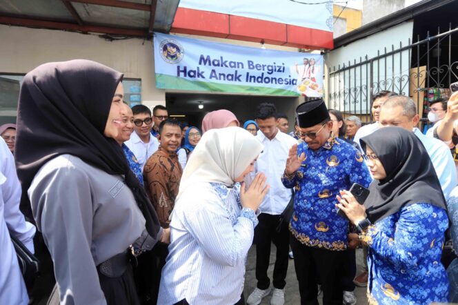
 Wali Kota Tangerang Sachrudin saat meninjau pelaksanaan Program Makanan Bergizi Gratis ke Satuan Pelayanan Pemenuhan Gizi (SPPG) yang berada di Parung Serab. Foto: ist