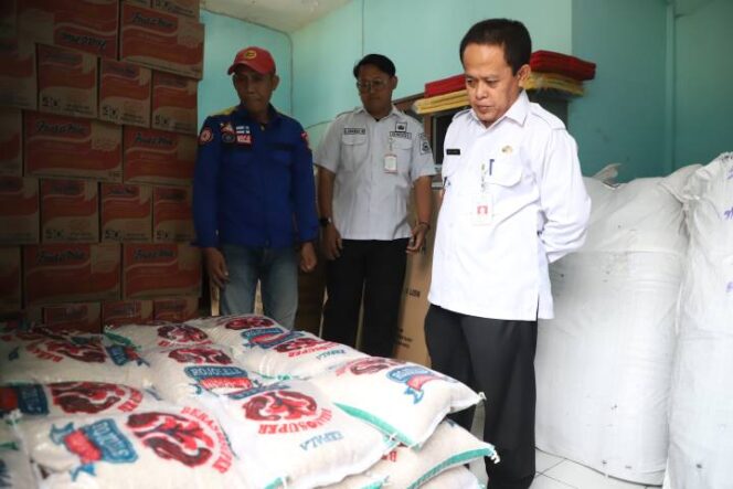 
 Kepala Dinas Sosial Kota Tangerang Mulyani saat Mengecek Kesediaan Logistik Darurat Bencana. Foto: Ist 