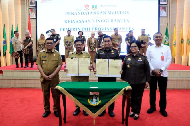 
 Wali Kota Tangerang Sachrudin usai menandatangani Perjanjian Kerja Sama (PKS) antara Kejaksaan Negeri di wilayah hukum Kejaksaan Tinggi Banten dengan pemerintah kabupaten/kota se-Provinsi Banten. Foto: ist