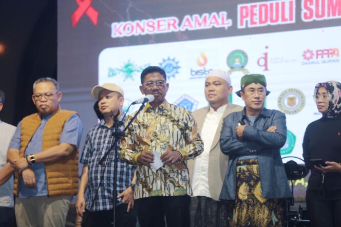 
 Wali Kota Tangerang Sachrudin saat membuka secara resmi Konser Amal Aksi Peduli Bencana Sumatera, Aceh, dan Jawa yang diselenggarakan oleh Tim Aksi Majelis Ulama Indonesia (MUI) bekerja sama dengan Pemerintah Kota Tangerang, bertempat di Taman Elektrik, Pusat Pemerintahan Kota Tangerang. Foto: ist