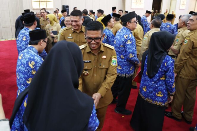 
 Gubernur Banten Andra Soni saat menyerahkan Surat Keputusan (SK) pengangkatan kepada 4.631 Pegawai Pemerintah dengan Perjanjian Kerja (PPPK) Paruh Waktu di lingkungan Pemprov Banten. Foto: ist