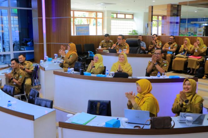 
 Wakil Wali Kota Tangerang, H. Maryono, berkesempatan untuk memaparkan komitmen dan upaya Pemerintah Kota (Pemkot) Tangerang dalam pengawasan keamanan pangan. Pemaparan dilakukan secara daring dari Tangerang Live Room (TLR) Pusat Pemerintahan Kota Tangerang. Foto: ist