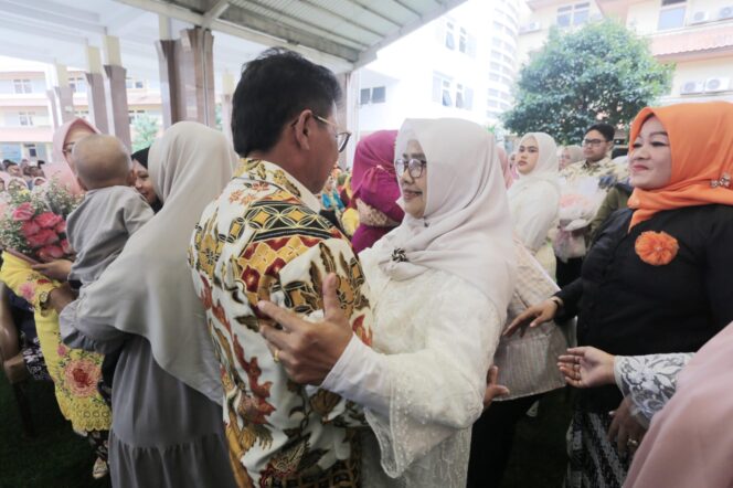 
 Wali Kota Tangerang Sachrudin saat Menghadiri Peringatan Hari Ibu berlangsung di Selasar Pusat Pemerintahan Kota Tangerang. Foto: ist