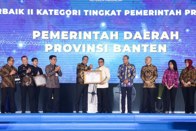 
 Gubernur Banten Andra Soni saat menerima Penghargaan dari Menteri Hukum, Supratman Andi Agtas. Foto: ist