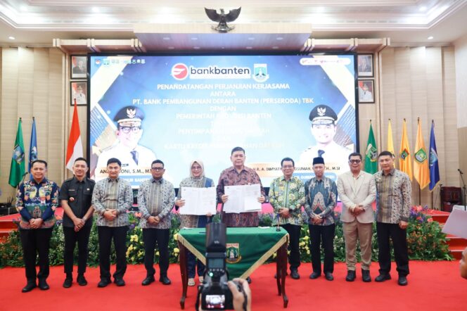 
 Gubernur Banten Andra Soni saat menyaksikan penandatanganan kerja sama penempatan RKUD untuk Tahun 2026 oleh Pemerintah Provinsi (Pemprov) Banten, Pemerintah Kota (Pemkot) Serang, dan Pemerintah Kabupaten (Pemkab) Lebak di Pendopo Gubernur Banten, Kawasan Pusat Pemerintahan Provinsi Banten (KP3B), Kota Serang. Foto: ist