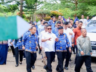 Gubernur Banten Andra Soni Didampingi Kepala Dindikbud Banten Jamaluddin saat melakukan peninjauan dan dialog lapangan di SMAN Cahaya Madani Banten Boarding School (CMBBS), Jalan Raya Labuan–Pandeglang Km 03, Saruni, Kecamatan Majasari, Kabupaten Pandeglang. Foto: ist