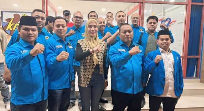 
 Ketua Umum DPP KNPI, Dr. H. M. Ali Hanafiah, S.E., S.H., M.Si., bersama jajaran pengurus usai kegiatan panen raya nasional di Kabupaten Karawang, Jawa Barat. Foto: ist