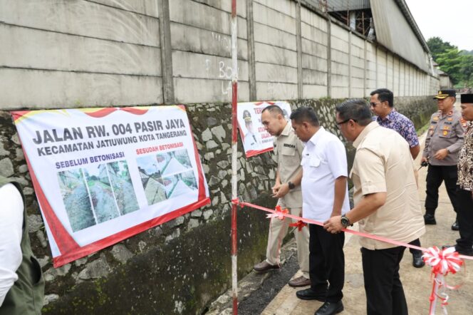 
 Gubernur Banten Andra Soni, Didampingi Ketua Komisi IV DRPD Banten M.Nizar dan Wakil Wali Kota Tangerang saat meresmikan ruas Jalan Kopi di Kelurahan Pasir Jaya, Kecamatan Jatiuwung, Kota Tangerang. Foto: ist