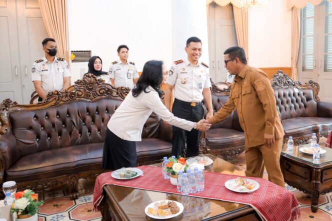 
 Gubernur Banten Andra Soni saat menerima audiensi Kepala Kanwil Direktorat Jenderal Imigrasi Banten, Felucia Sengky Ratna, beserta jajaran di Gedung Negara Provinsi Banten, Kota Serang. Foto: ist