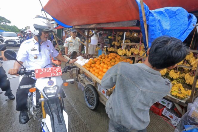 
 Wakil Wali Kota Tangerang Maryono saat pimpin Penertiban Jalan Irigasi Sipon Cipondoh. Foto: ist